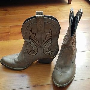 Low cowgirl boots